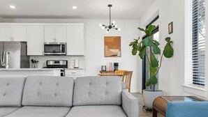 Living area - Stunning 3BR Desirable Austin Location (Austin)