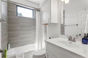 Free toiletries, towels, soap, shampoo - Stunning 3BR Desirable Austin Location (Austin)