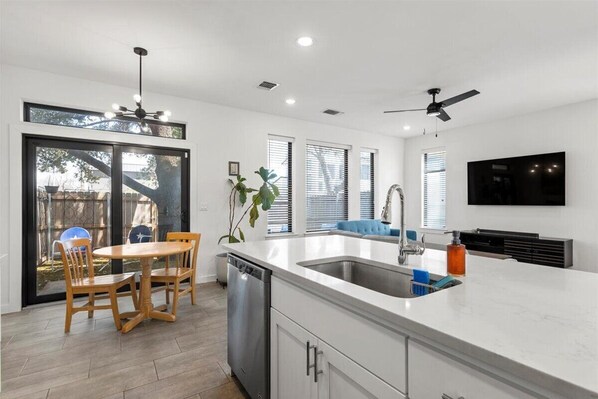 Private kitchen - Stunning 3BR Desirable Austin Location (Austin)