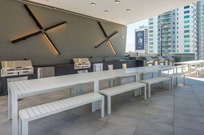Outdoor dining - Blueground | Brickell, pool & w/d, nr City Centre (Miami)
