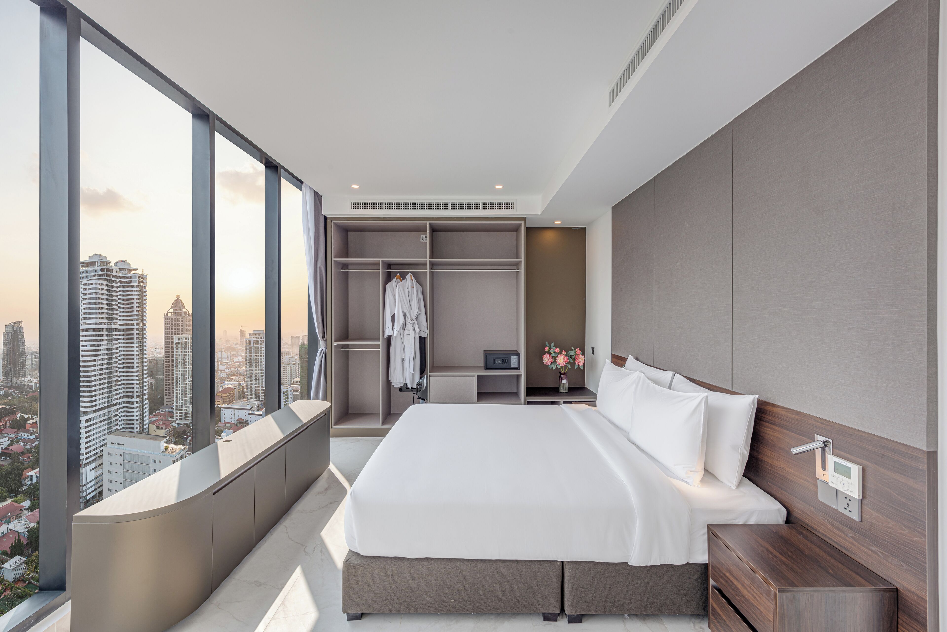 One Bedroom Apartment | ตู้นิรภัยในห้องพัก, โต๊ะทำงาน, พื้นที่ทำงานแบบใช้แล็ปท็อป, ผ้าม่านกันแสง