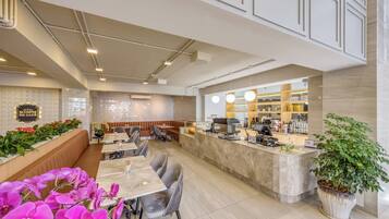 Daily cooked-to-order breakfast for a fee