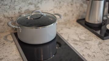 Una cocina con una olla sobre una placa de inducción.