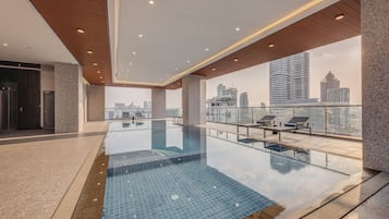 Una piscina cubierta