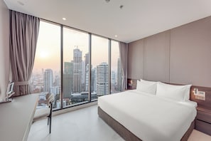 Three Bedroom Apartment | In-room safe, desk, laptop workspace, blackout drapes