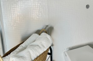 Dusche, Haartrockner, Handtücher