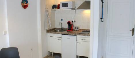 Fridge, microwave, oven, coffee/tea maker