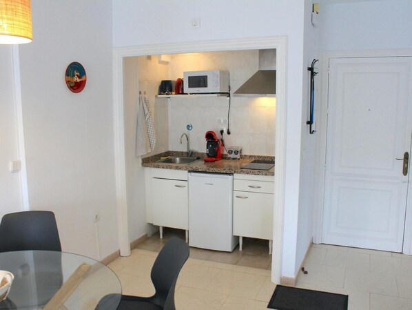 Kühlschrank, Mikrowelle, Ofen, Wasserkocher mit Kaffee-/Teezubehör