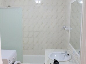 Ducha, secador de pelo y toallas