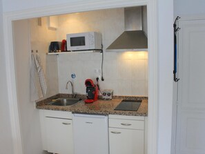 Een koelkast, een microgolfoven, een oven