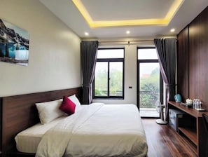 ห้องดีลักซ์ดับเบิล, ปลอดบุหรี่, ระเบียง | โต๊ะทำงาน, พื้นที่ทำงานแบบใช้แล็ปท็อป, ผ้าม่านกันแสง, ห้องเก็บเสียง