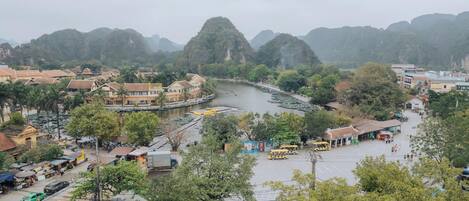 Un pueblo a orillas del río, con edificios, un muelle y un puente.