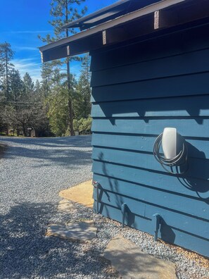Property grounds - Yosemite Sky Getaway - Newly Remodeled, 2 King Beds, EV Charger, RV/Boat Parking (Oakhurst)