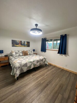 2 室のベッドルーム、デスク、アイロン / アイロン台、WiFi (無料)