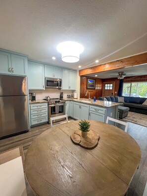 冷蔵庫、電子レンジ、オーブン、コンロ