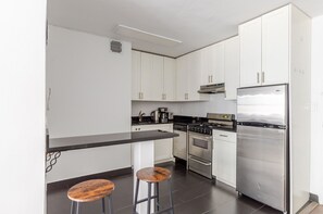 Køleskab, mikrobølgeovn, ovn, kogeplade
