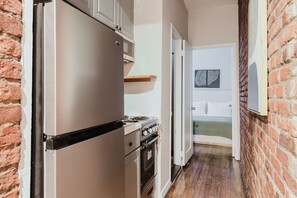 Jääkaappi, mikroaaltouuni, uuni, liesi