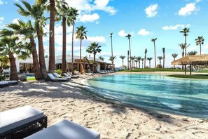 Interior - The Bravo Beach Club Tennis, Beach, Basketball, Golf Ultra-luxe Compound by Avantstay (Indio)