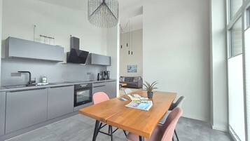 Frigorífico, horno, placa de cocina y cafetera o tetera