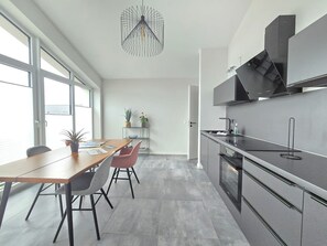 Fridge, oven, stovetop, coffee/tea maker