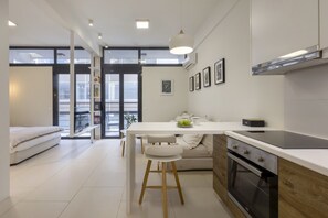 Fridge, oven, coffee/tea maker, electric kettle