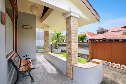 Emeline House Cozy Retreat Just Minutes from Everything!