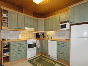 Fridge, microwave, dishwasher, cookware/dishes/utensils