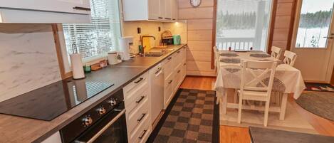 Refrigerador, microondas, lavavajillas y utensilios de cocina