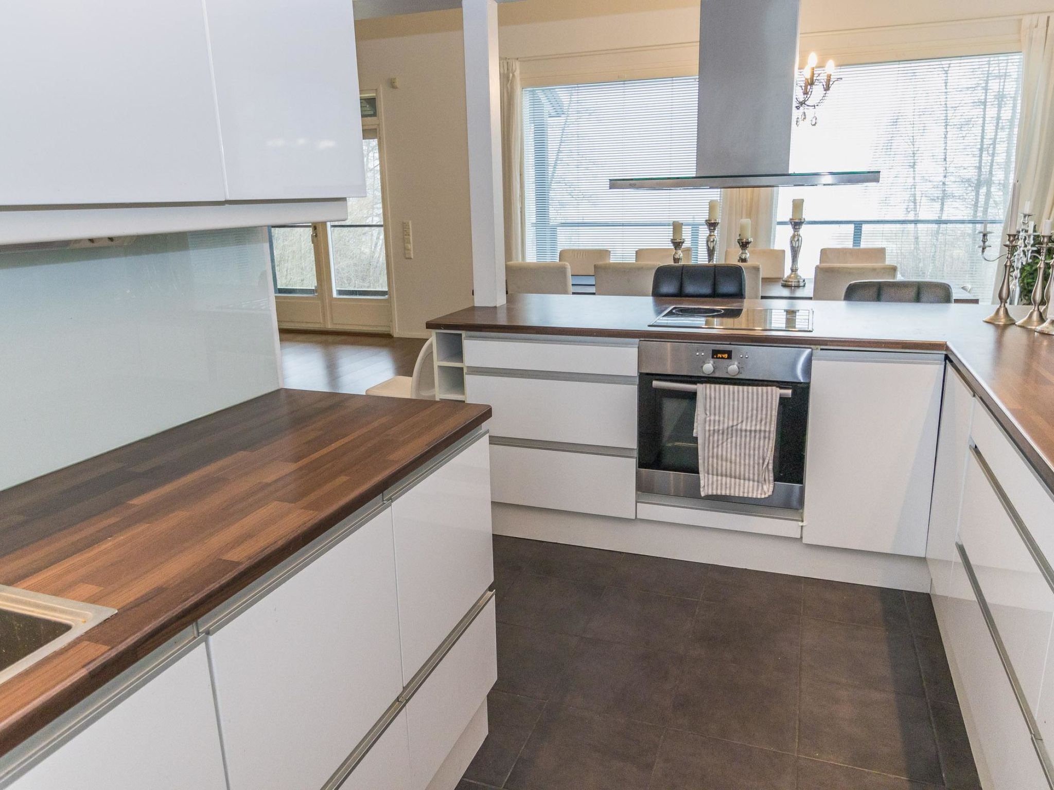 Fridge, microwave, dishwasher, cookware/dishes/utensils