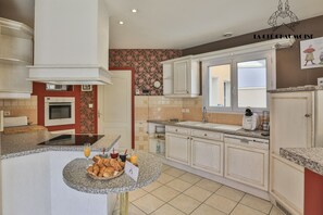 Fridge, microwave, oven, dishwasher - Villa LS Familiale avec Piscine & Jacuzzi, Proche Plage et Commerces - Les Sables d'Olonne (Les Sables-d´Olonne)
