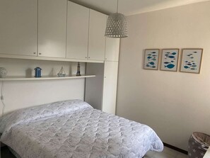 2 bedrooms, iron/ironing board, free WiFi, bed sheets - Stintino: house with sea view, garden, Wi-Fi, air conditioning and mosquito nets (Stintino)