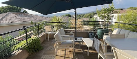 屋外ダイニングエリア