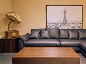 Villa traditionnelle | Aire de séjour | Téléviseur à écran plat