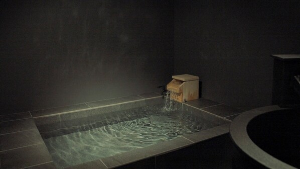 Villa traditionnelle | Salle de bain | Pantoufles