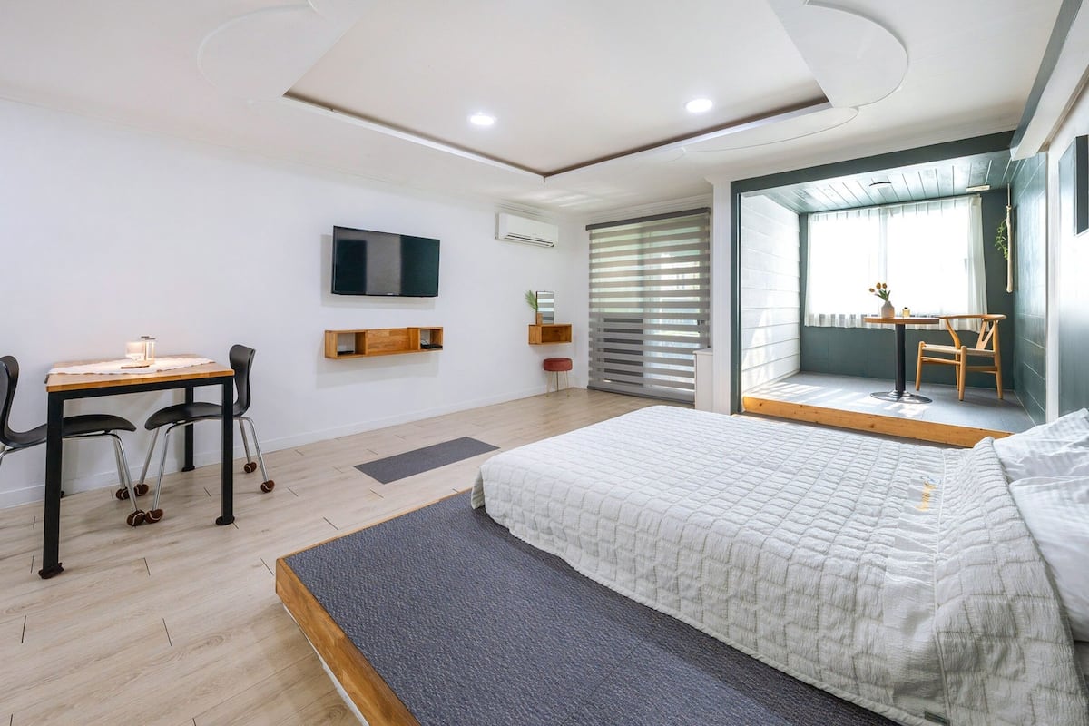 Basic Room, 1 Bedroom (B, Room 102 (Terrace/Private BBQ)) | 1 bedroom, free WiFi