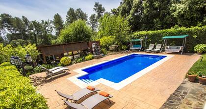 Nature, pool, tennis, 15 minutes to Barcelona!