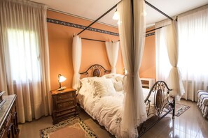 4 bedrooms, iron/ironing board, free WiFi