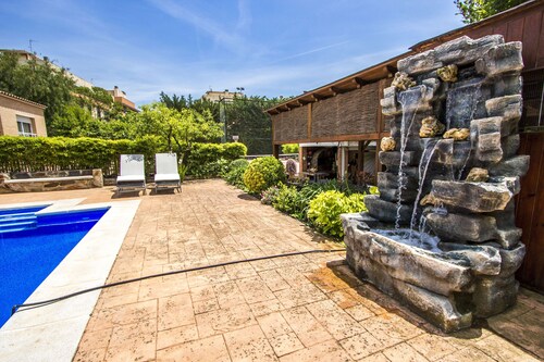 Nature, pool, tennis, 15 minutes to Barcelona!