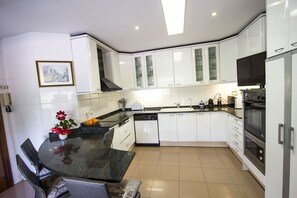 Refrigerador, microondas, horno y lavavajillas