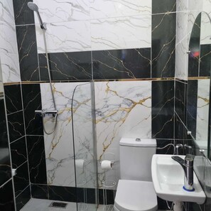 Haartrockner, Handtücher, Seife, Toilettenpapier