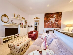 Smart TV, books - Elegant Apartment with Small Terrace in San Lorenzo (ROMA)