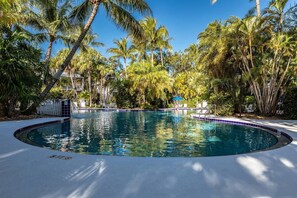 Unclassified image, 4 of 47, button