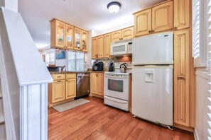 Kühlschrank, Mikrowelle, Geschirrspüler