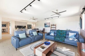 TV - Zen Sunset Sanctuary: Balcony Dining - Bayview (Darwin City)