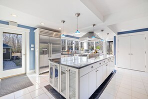 Kjøleskap, mikrobølgeovn, ovn og oppvaskmaskin