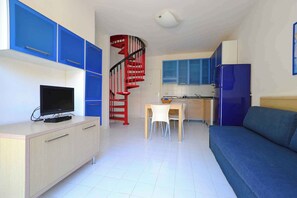 TV - Holiday apartment with air conditioning, balcony and pool (Lignano Sabbiadoro)