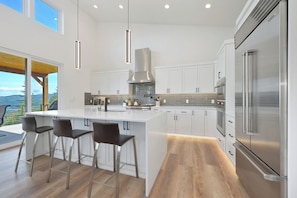 Fridge, microwave, oven, stovetop - Modern Mountain Luxury Escape (Bonner County)