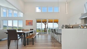 Una cocina amplia con una isla grande, un comedor con vistas y un diseño moderno.