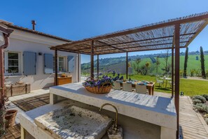 Outdoor dining - Elegant and modern villa with pool and panoramic position, close to Fermo and the beaches of Porto S (Fermo)