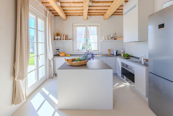 Kühlschrank, Mikrowelle, Ofen, Geschirrspüler